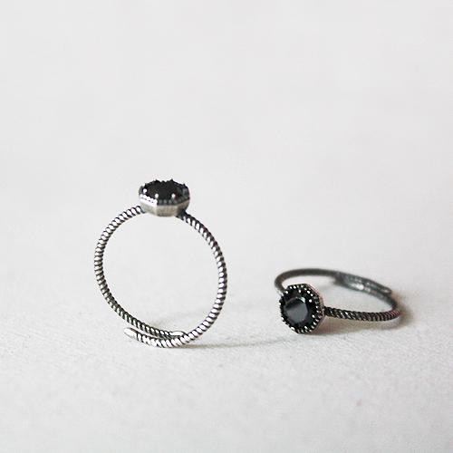 MABEL - Onyx Twisted Antique Silver Ring - Silver 925