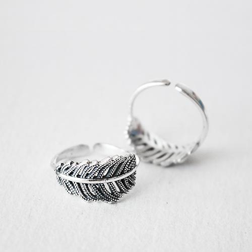 MABEL - Bold-Free Silver Ring With Leaves - Silver 925